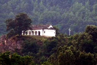 Kosovští Albánci zdemolovali srbský klášter