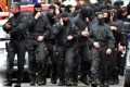 Francouští policisté odmítají zatýkat lidi za tričko s rodinou