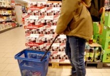 Inflace v dubnu prudce stoupla. Ekonomové mluví o „trojce“