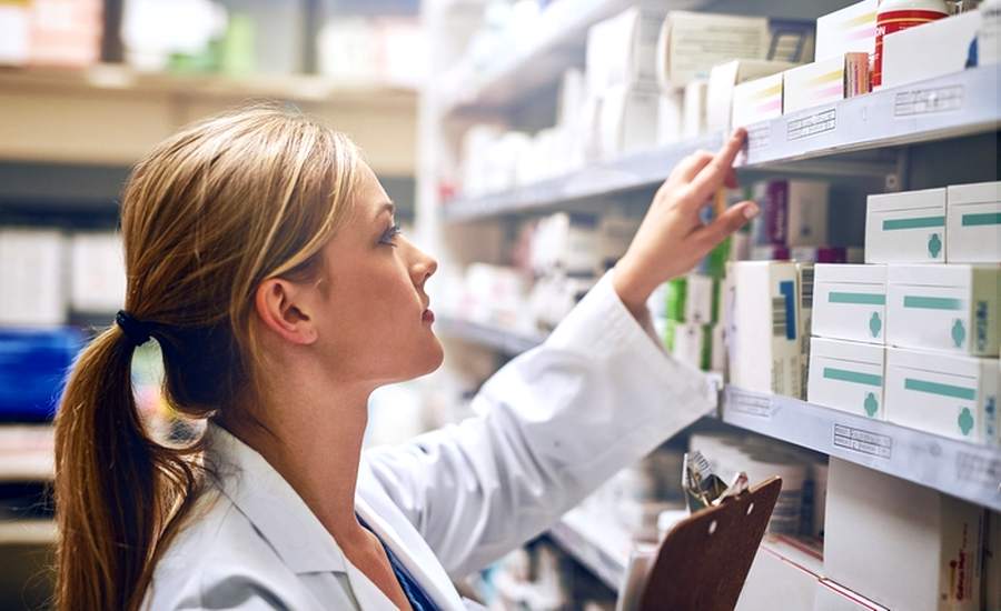 Woman,,Pharmacist,Or,Reading,Medication,For,Stock,Check,Or,Inventory