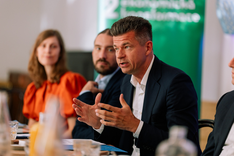 "My Češi jsme mistři skepse, sarkasmu a zlehčování, ale přitom máme světu co nabídnout," uvedl na briefingu k výsledkům sběru dat pro tvorbu národního brandu Martin Vohánka, předseda správní rady 2ET. "My Češi jsme mistři skepse, sarkasmu a zlehčování, ale přitom máme světu co nabídnout," uvedl na briefingu k výsledkům sběru dat pro tvorbu národního brandu Martin Vohánka, předseda správní rady 2ET.