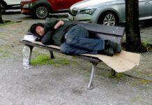 Nový britský premiér znovu vytáhl proti bezdomovectví. Uspěje?