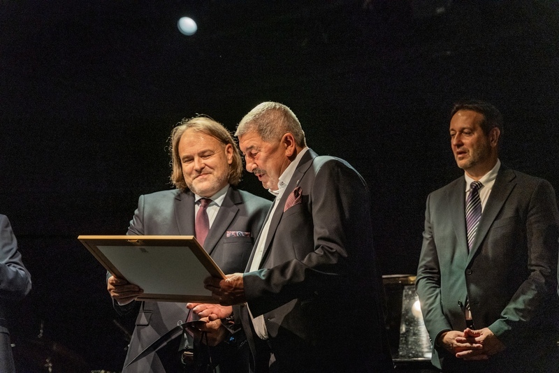 Ocenění pro Arcibiskupskou pilu Ostravice. Vpravo s oceněním Václav Daněk. Foto: Sdružení pro rozvoj Moravskoslezského kraje Ocenění pro Arcibiskupskou pilu Ostravice. Vpravo s oceněním Václav Daněk. Foto: Sdružení pro rozvoj Moravskoslezského kraje